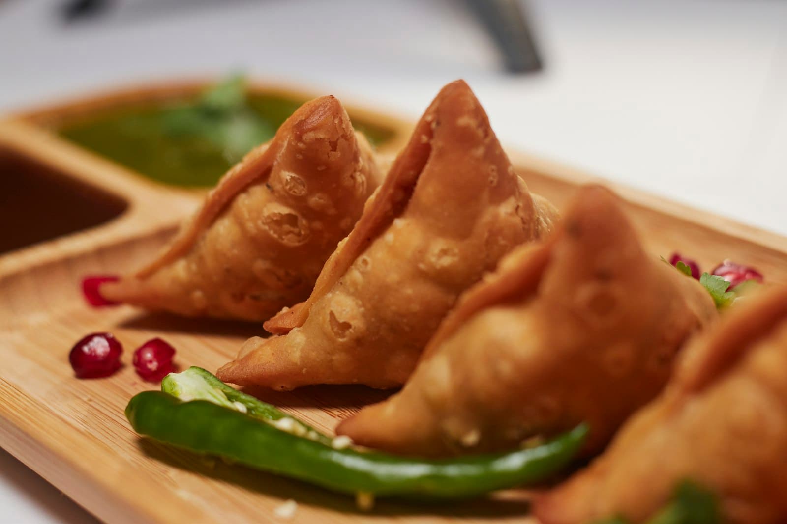 Crispy samosas with chutney